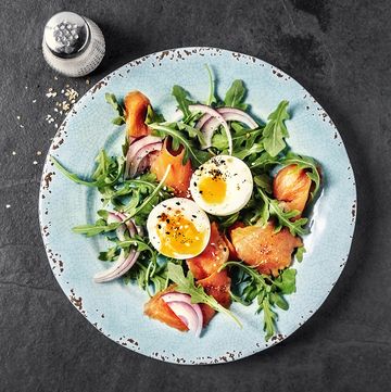 ensalada con salmón ahumado