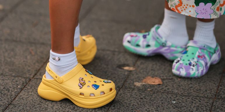 Analisi del successo delle Crocs, fenomeno odi et amo crocs street style