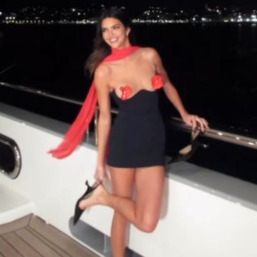 kendall jenner in her black mini dress