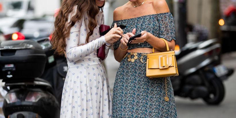 La privacy e le conversazioni private al tempo degli screenshot ragazze con smartphone